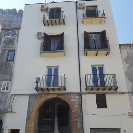 Tra La Rocca E Il Mare Cefalù