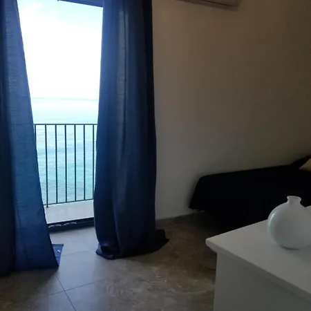 Tra La Rocca E Il Mare Cefalù